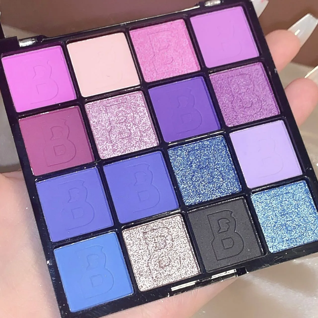 Vibrant Eight-Color Eyeshadow Palette