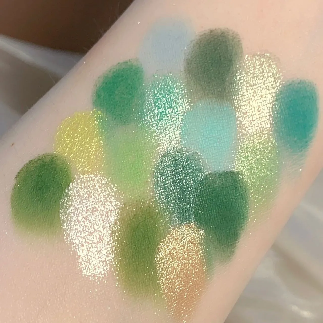 Vibrant Eight-Color Eyeshadow Palette