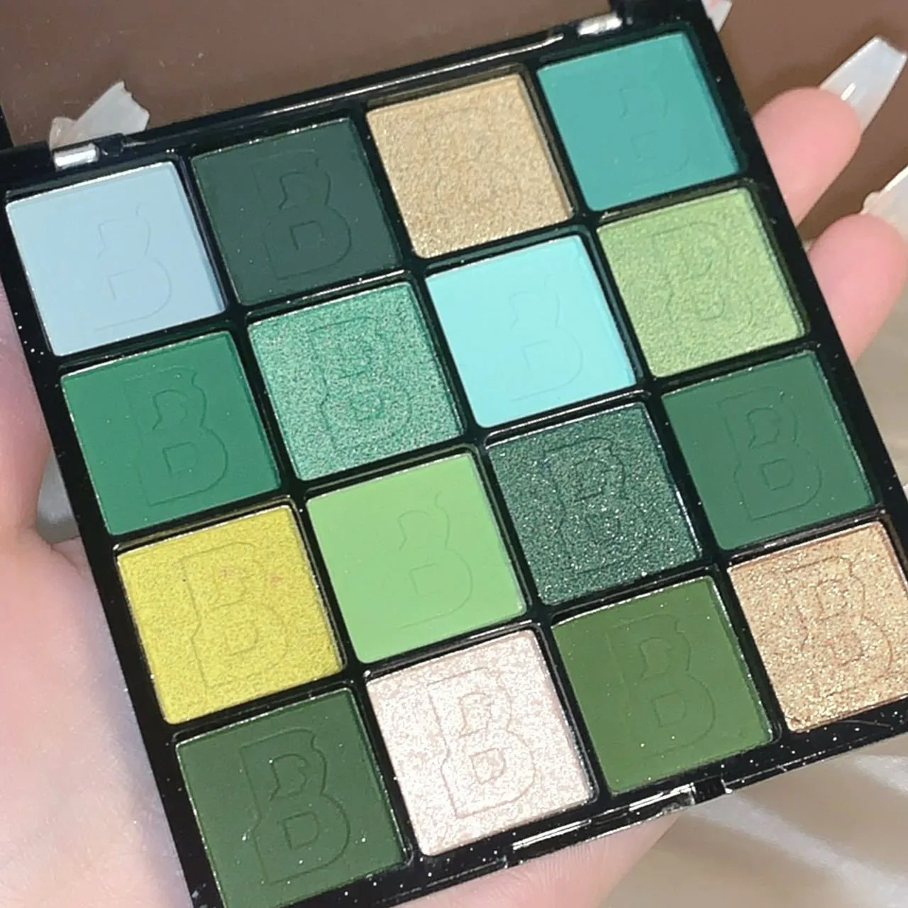 Vibrant Eight-Color Eyeshadow Palette